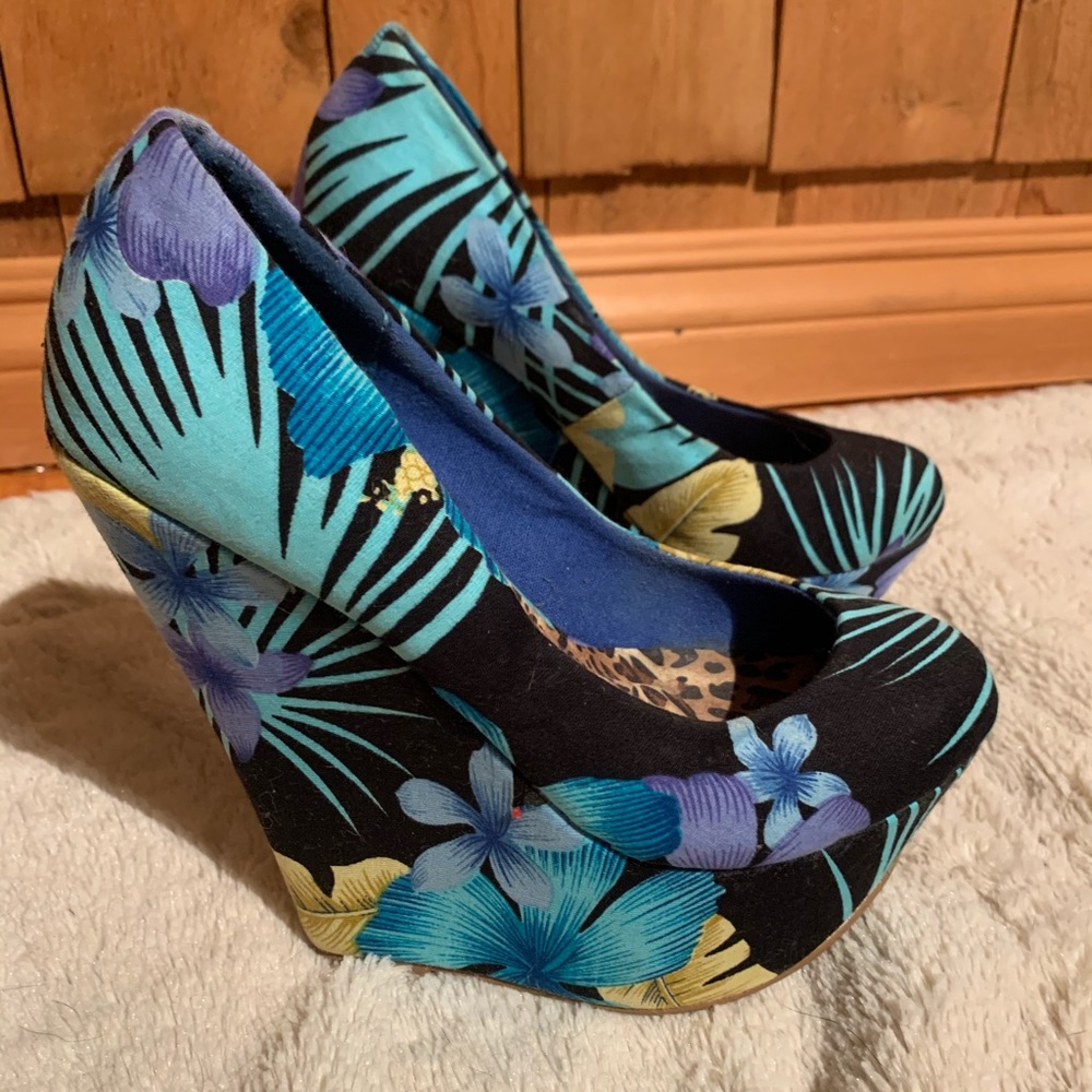 Bucco wedge tropical flower